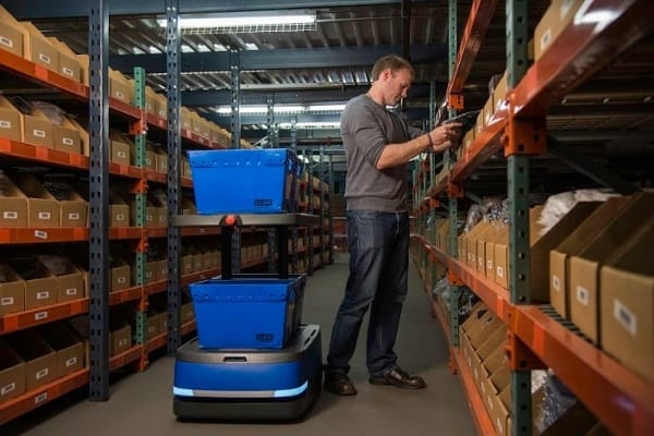ways autonomous mobile robots are transforming warehouses